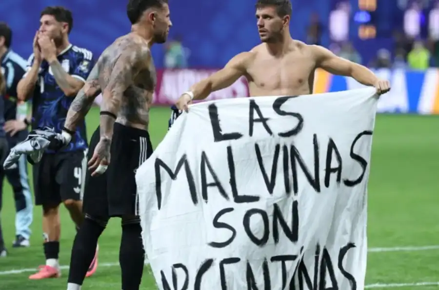 Los jugadores argentinos muestran una pancarta en la que se lee Las Malvinas son Argentina, tras ganar el partido de semifinales del Mundial de fútbol de 2026 entre Inglaterra y Argentina
