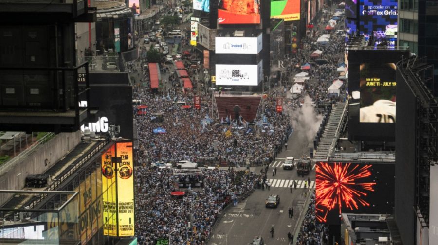 La hinchada argentina arrasa con el Banderazo en Times Square antes de la final del Mundial 2026