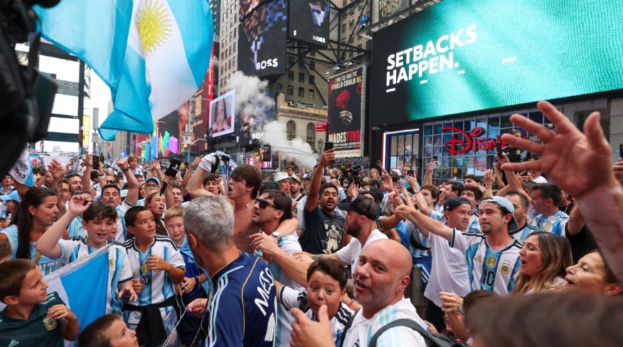 La hinchada argentina arrasa con el Banderazo en Times Square antes de la final del Mundial 2026