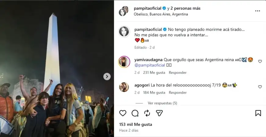 Pampita celebrando el triunfo frente a España en el Obelisco