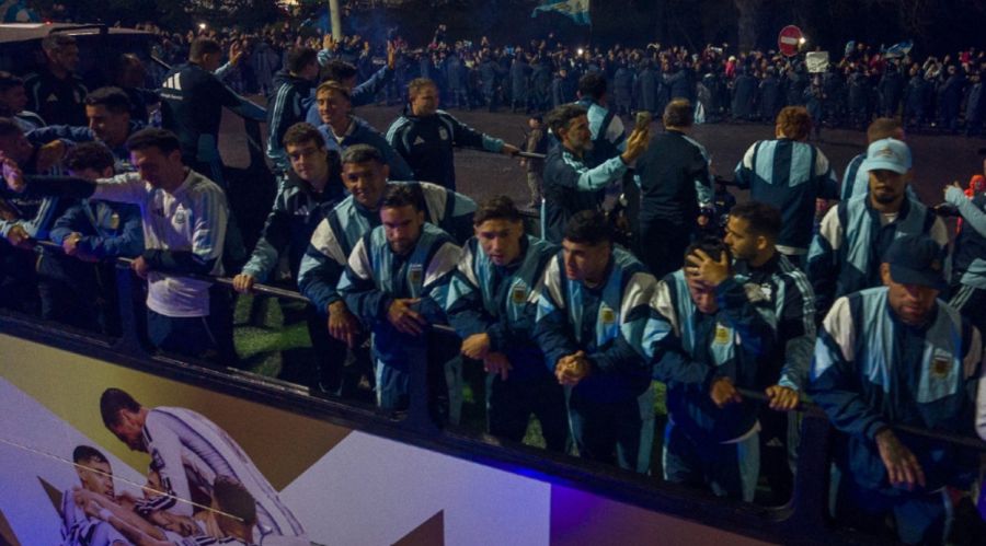 la selección nacional de fútbol de Argentina recorre en un autobús descapotable el camino hacia el centro de entrenamiento de la Asociación del Fútbol Argentino (AFA) en Ezeiza