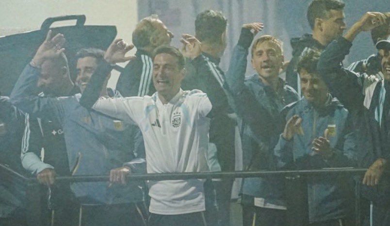la selección nacional de fútbol de Argentina recorre en un autobús descapotable el camino hacia el centro de entrenamiento de la Asociación del Fútbol Argentino (AFA) en Ezeiza