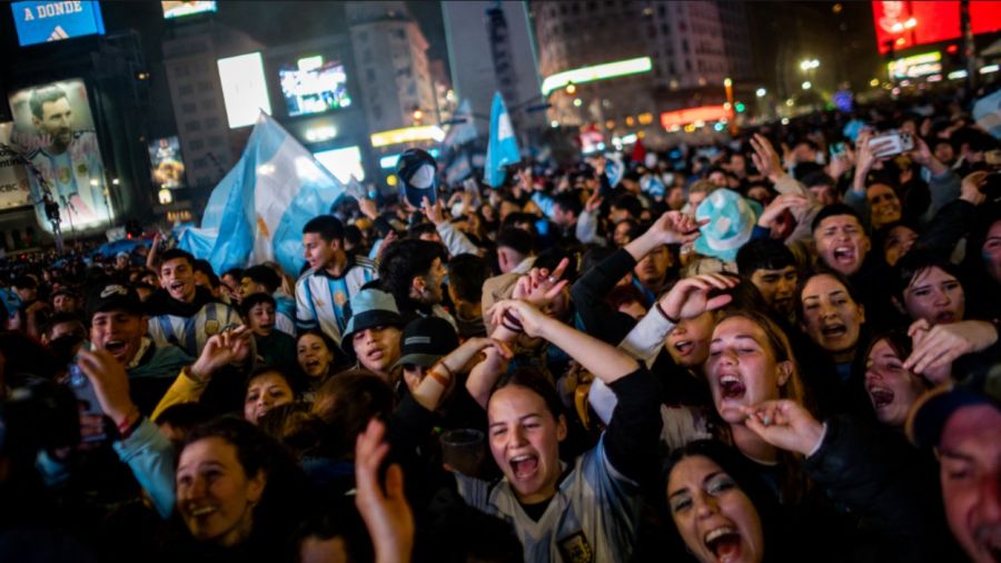 Los aficionados argentinos se reúnen en el Obelisco tras la derrota de Argentina en la final del Mundial