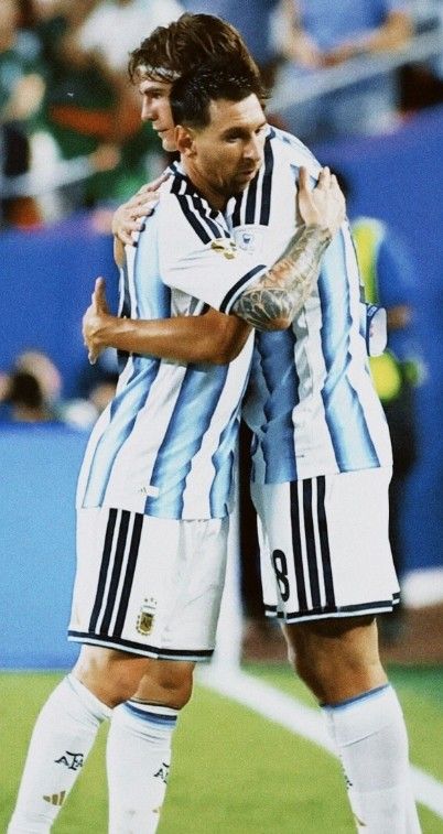 Nicolás Paz y Lionel Messi