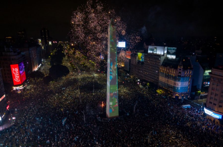 vista aérea muestra los fuegos artificiales sobre el Obelisco mientras los aficionados argentinos se reúnen tras la derrota de Argentina en la final del Mundial