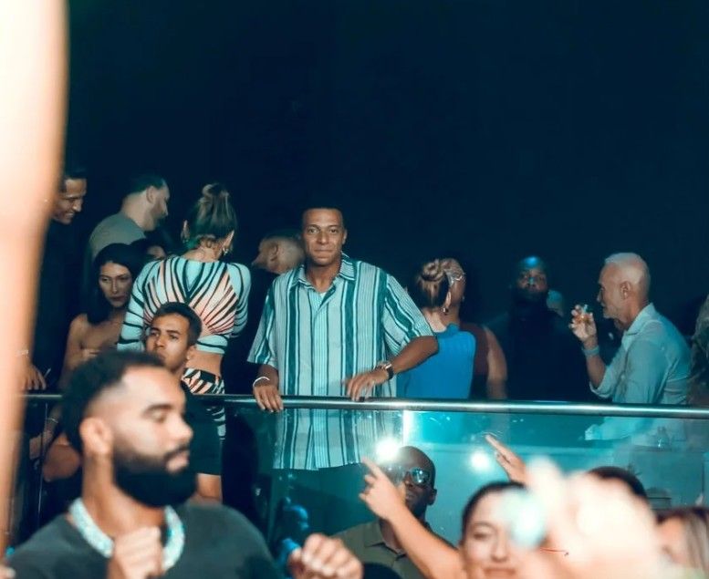 Ester Expósito y Kylian Mbappé