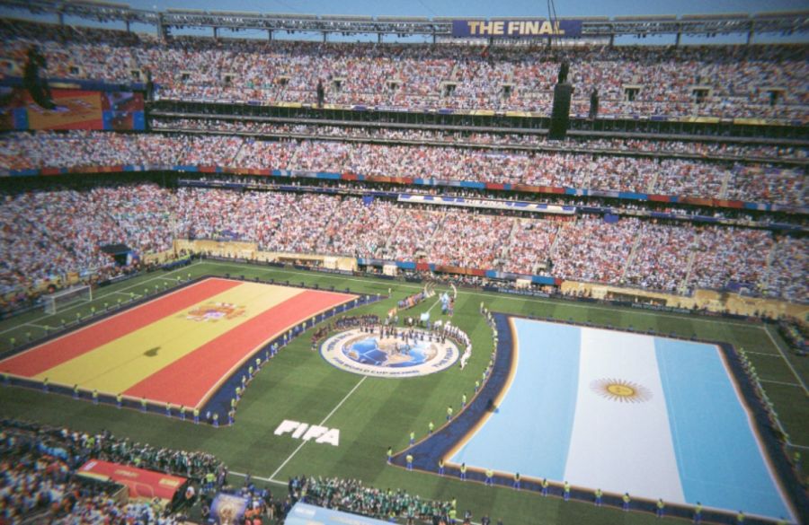 Los jugadores y los árbitros se alinean antes de la final de la Copa Mundial de la FIFA 2026 entre España y Argentina en el Estadio de Nueva York-Nueva Jersey el 19 de julio de 2026 en East Rutherford, Nueva Jersey.