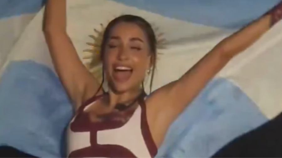 María Becerra mostró la bandera argentina en su show en Barcelona