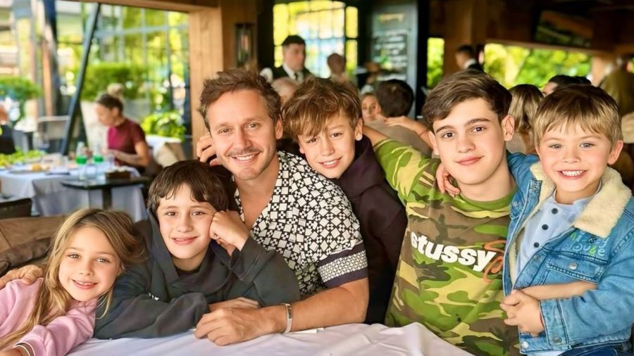 Benjamín Vicuña junto a sus hijos