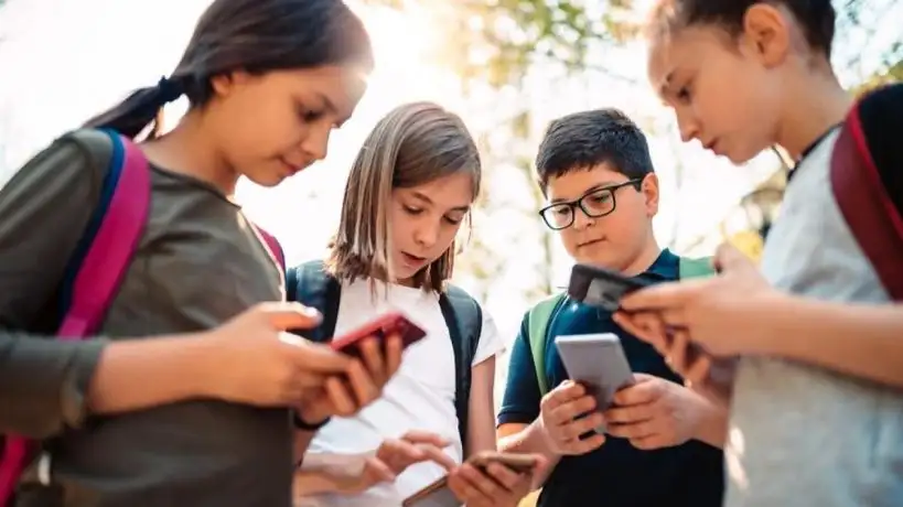 Especialistas alertan que prohibir las redes sociales no alcanza para proteger a niños y adolescentes