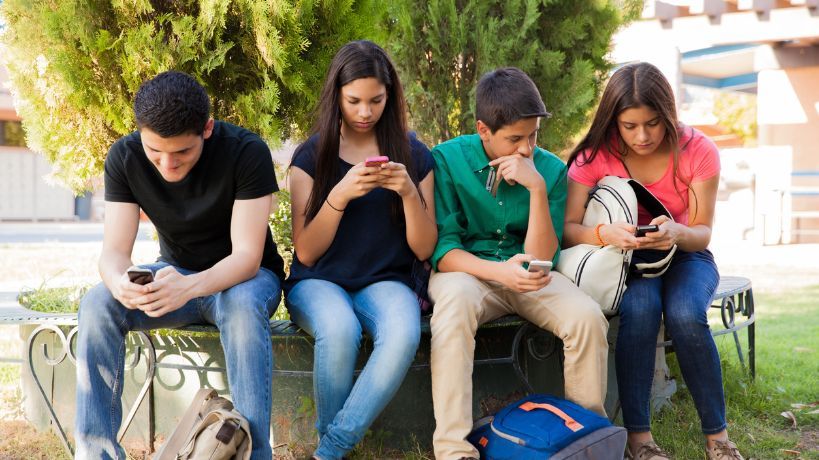 Especialistas alertan que prohibir las redes sociales no alcanza para proteger a niños y adolescentes