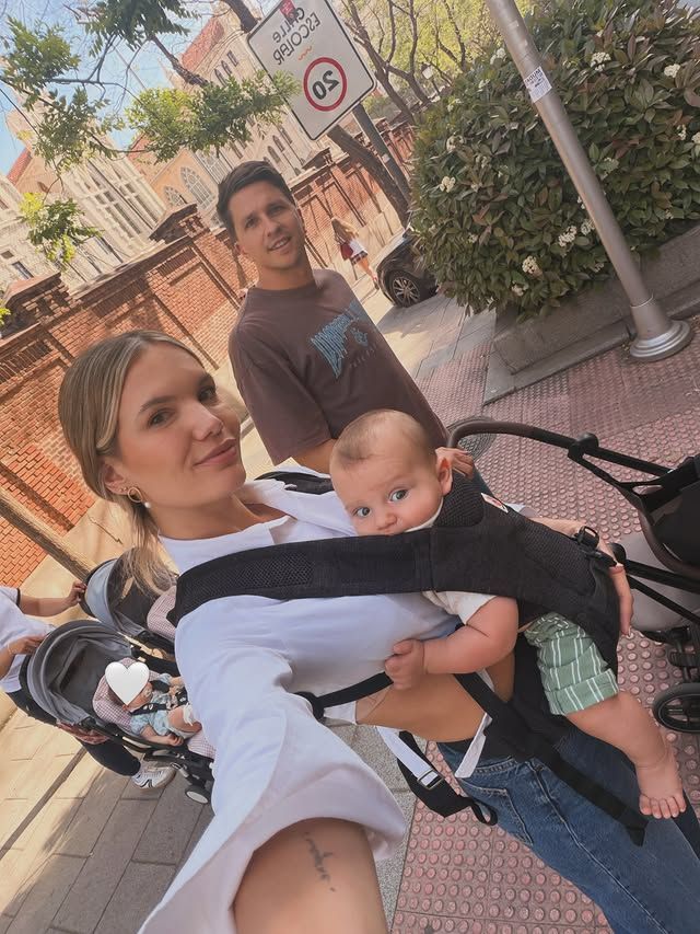 Eva Bargiela con Gianluca Simeone y su hijo