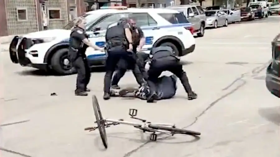 Muere hombre por disparos de la policía en E.E.U.U 24072026