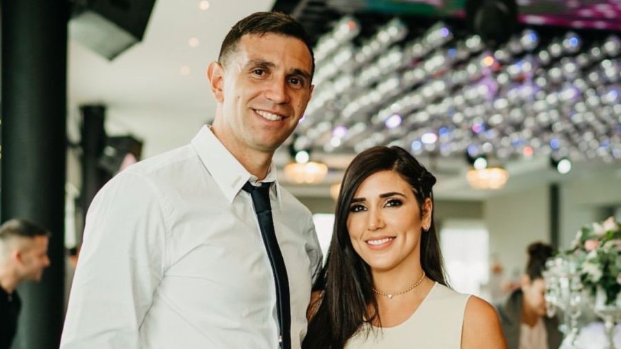 Dibu Martínez junto a su esposa Mandinha