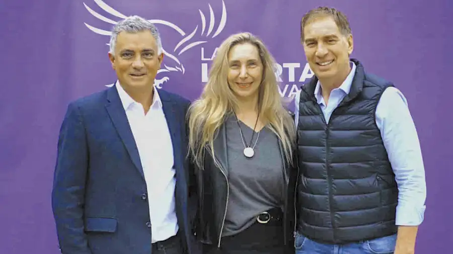 JUNTOS Y BAJO TENSIÓN. El diputado Sebastián Pareja, la secretaria general Karina Milei y el jefe de Gabinete Diego Santilli.
