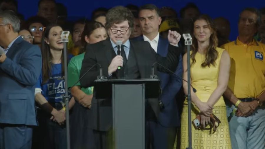Milei hablando en el acto derechista en Brasil.
