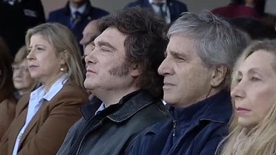 Milei, su hermana Karina y el ministro Caputo, en el acto de la Sociedad Rural de Palermo.