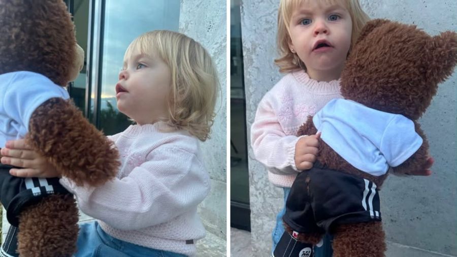 Milenka con el regalo que le hizo su hermano Mirko