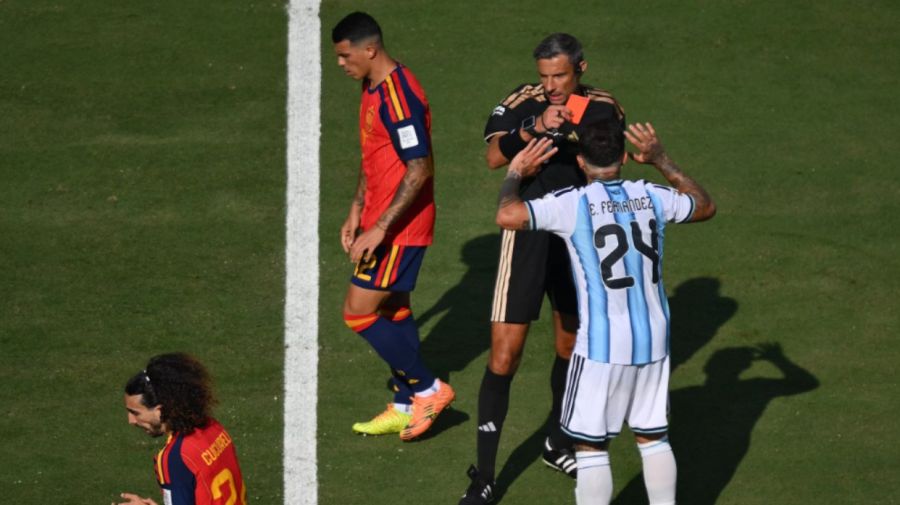 El árbitro esloveno Slavko Vincic le muestra la tarjeta roja a Enzo Fernández, durante la final del Mundial de fútbol de 2026 entre España y Argentina