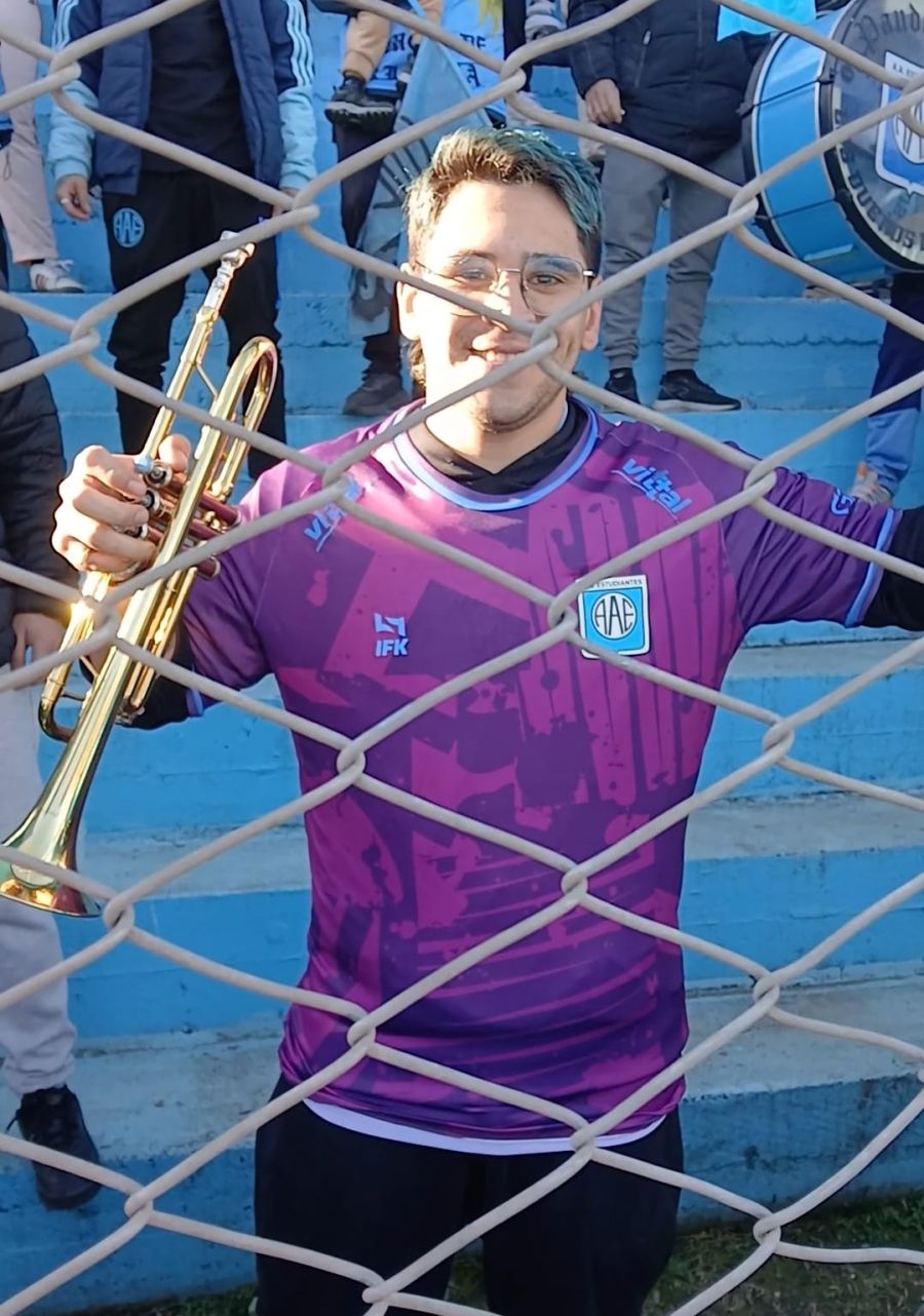hincha de estudiantes con la camiseta de Bruera