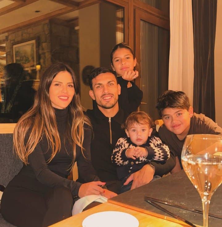 Leandro Paredes y Camila Galante junto a sus hijos
