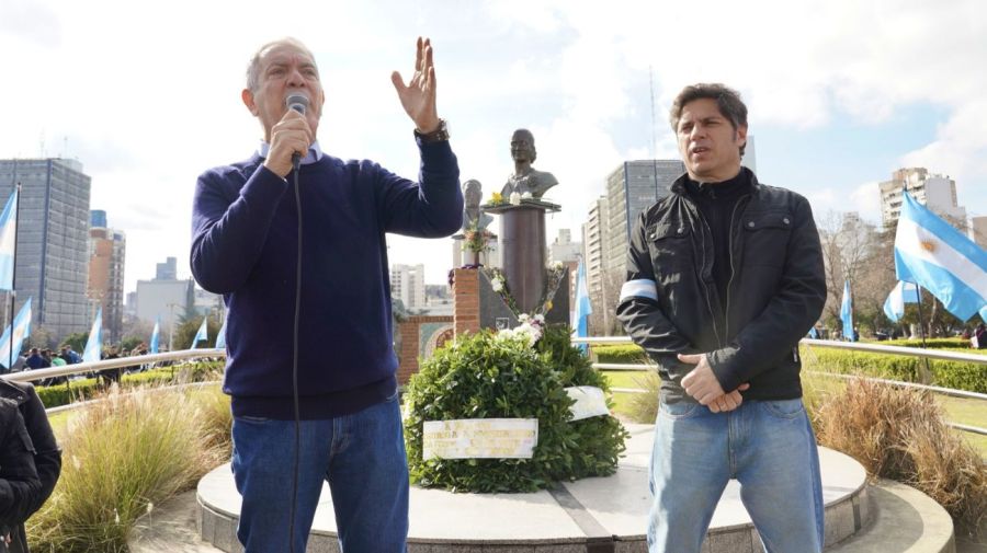 El intendente de La Plata, Julio Alak, recibió al gobernador Axel Kicillof durante el acto por los 74 años del fallecimiento de Eva Perón