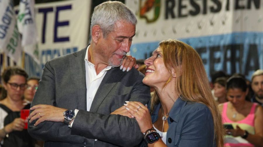 Jorge Ferraresi junto a su esposa, Magdalena Sierra, a quien dejó al frente de la intendencia de Avellaneda para recorrer la provincia de Buenos Aires