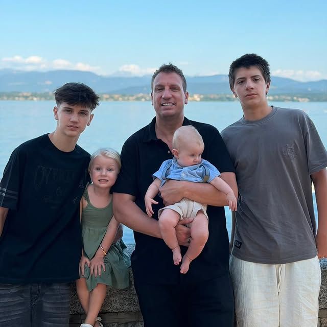 Maxi López con sus hijos