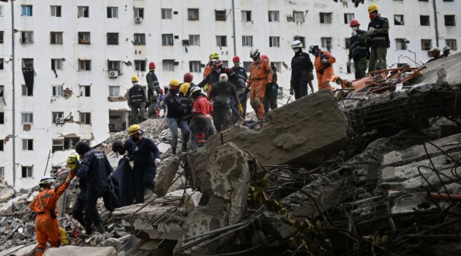 Miembros del equipo de búsqueda y rescate de Argentina y voluntarios transportan los cuerpos recuperados de los escombros de un edificio en Punta Tanaguanera, La Guaira, Venezuela, el 21 de julio de 2026