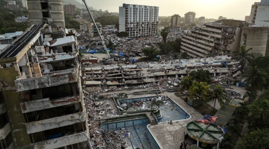 Vista aérea de edificios residenciales destruidos tras el sismo del 24 de julio, en Caraballeda, Venezuela, el 20 de julio de 2026