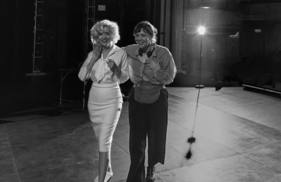 Dakota Johnson caracterizada como Marilyn Monroe, junto a Maggie Gyllenhaal para la película Flesh Impact 