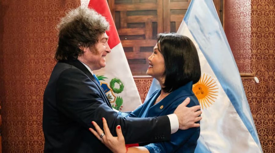 En la previa a su exposición, Milei participó de la asunción de Keiko Fujimori en Perú