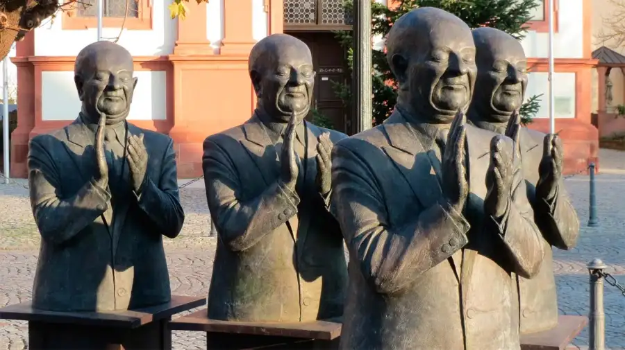 Escultura de Guido Messer dedicada a la Claque 29072026