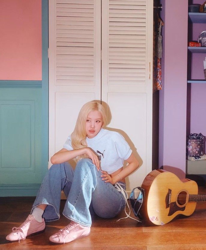 Rosé luciendo las Speedcat Etoile de PUMA