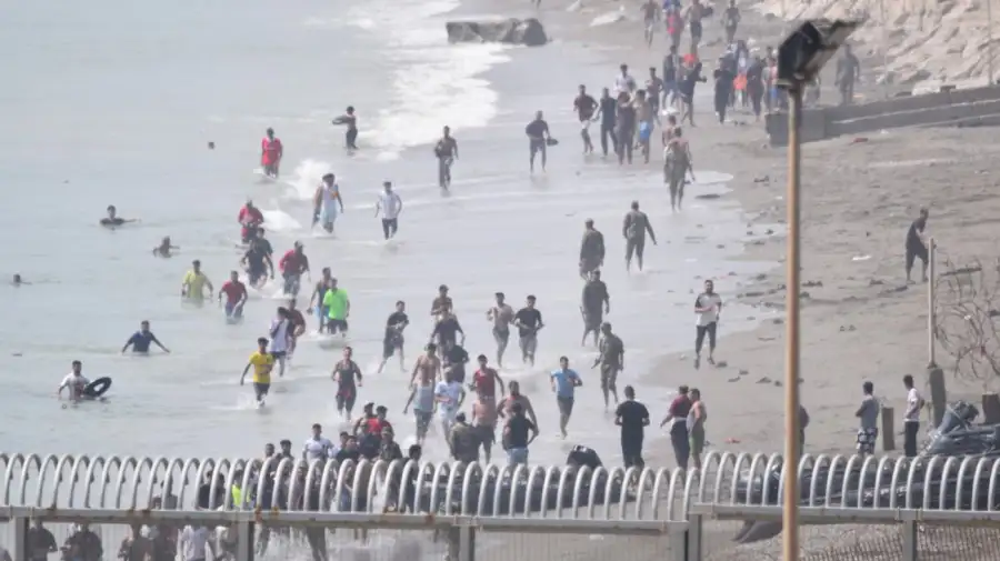 Migrantes intentan cruzar la frontera a nado en Ceuta, España.