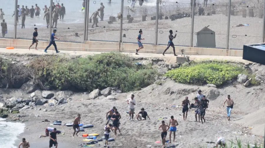 Migrantes intentan cruzar la frontera a nado en Ceuta, España.