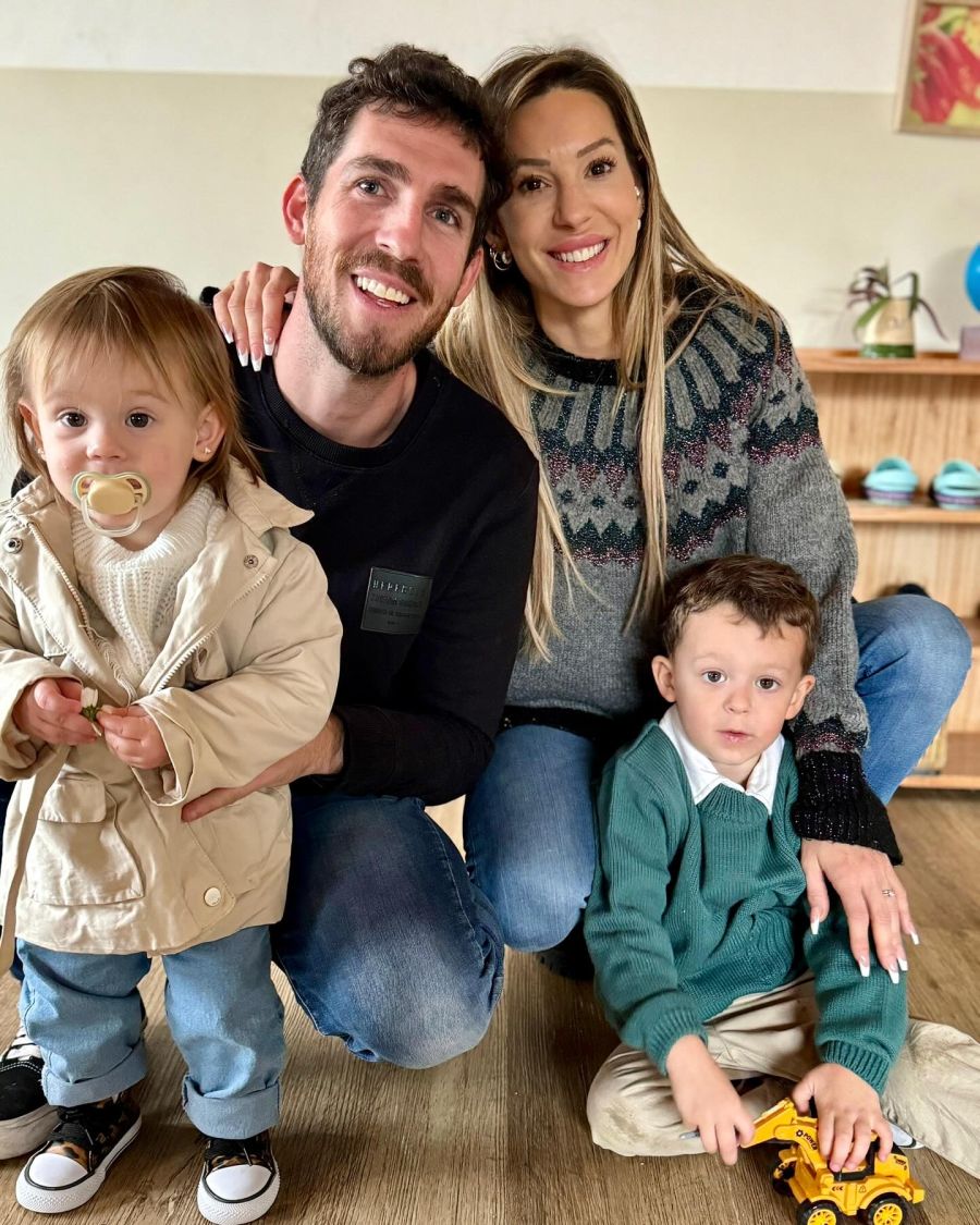 Noelia Marzol, Ramiro Arias, y sus hijos Alfonsina y Donatello