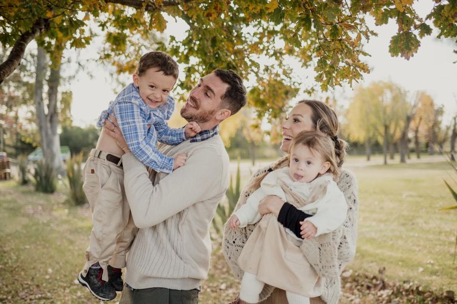 Noelia Marzol, Ramiro Arias y sus hijos Alfonsina y Donatello