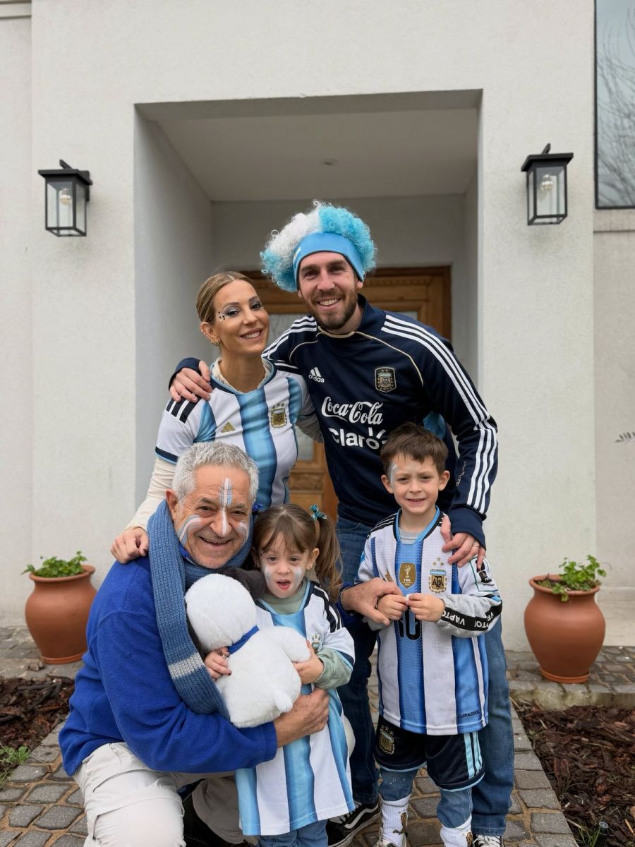 Noelia Marzol, Ramiro Arias, y sus hijos Alfonsina y Donatello