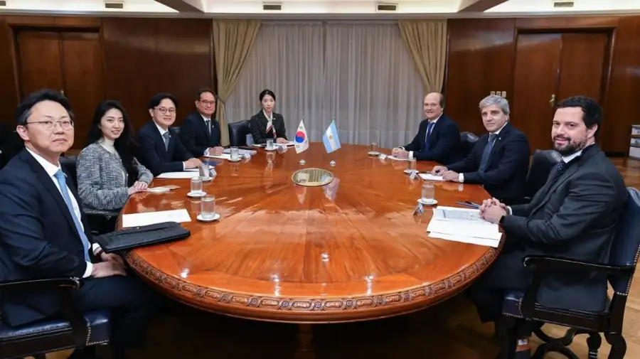 Luis Caputo, junto a funcionarios argentinos y autoridades de Corea del Sur