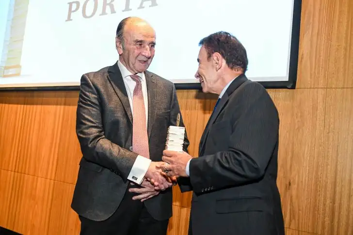 José Cafferata Nores recibe el premio