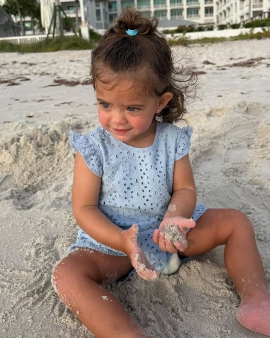 Los looks playeros de Olivia, la hija de Sofía Calzetti
