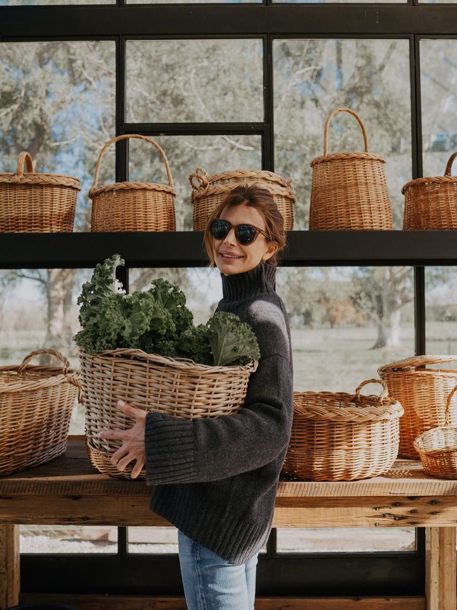 Juliana Awada en el jardín de invierno de su casa
