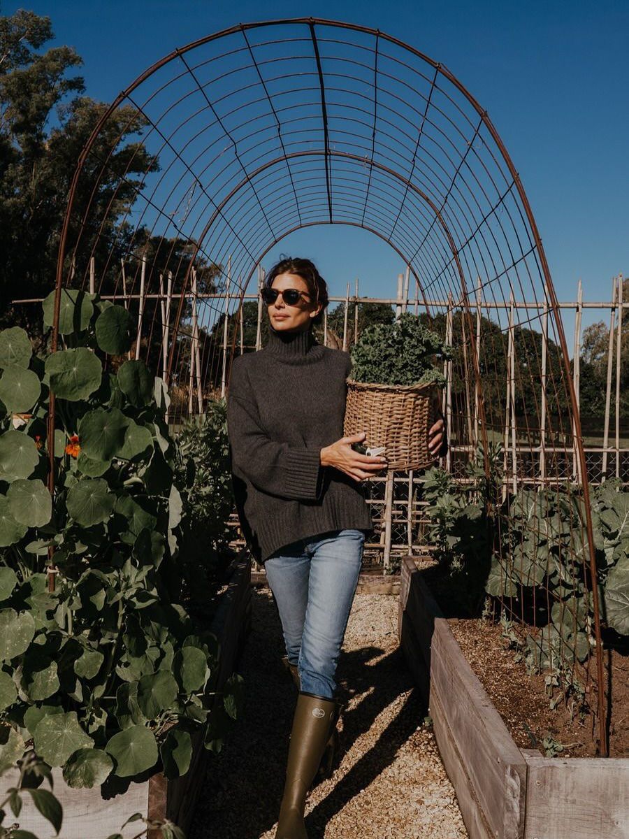 Juliana Awada en el jardín de invierno de su casa
