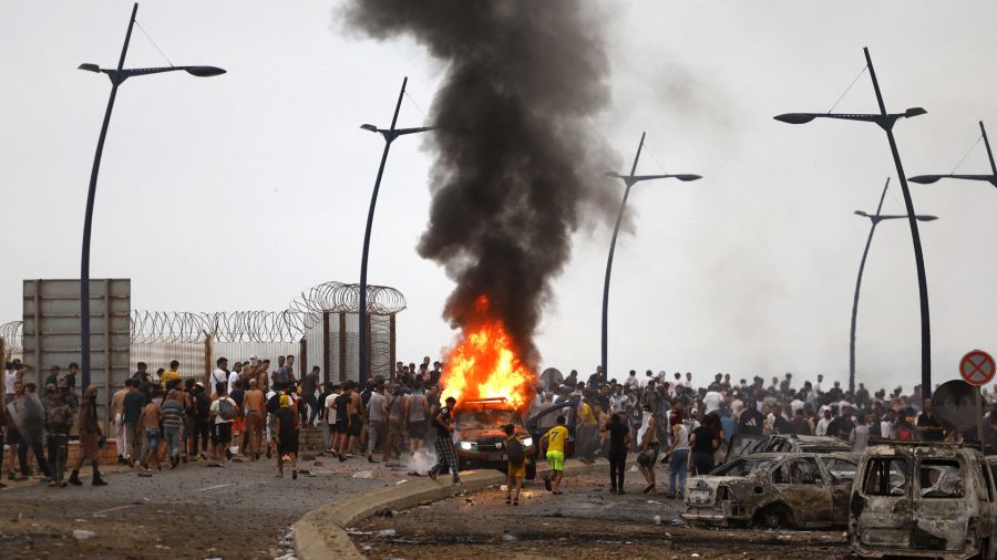Fotogaleria Un vehículo arde en el lugar de los enfrentamientos cerca de Fnideq, en la frontera entre Marruecos y España. Miles de migrantes cruzaron durante la noche desde Marruecos al enclave español de Ceuta