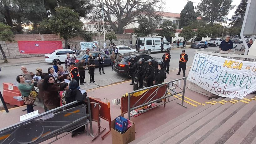 Óscar González dejó Tribunales entre insultos y con un fuerte operativo policial