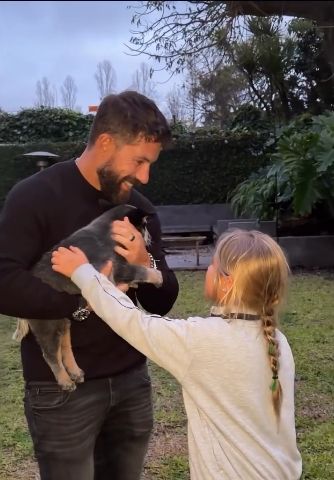 Agustín Garavaglia con su hija y su perra