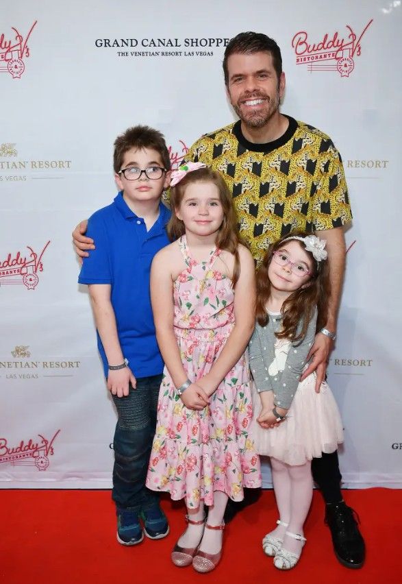 Perez Hilton es padre de tres hijos Mario, de 13 años, Mia, de 11, y Mayte, de 8