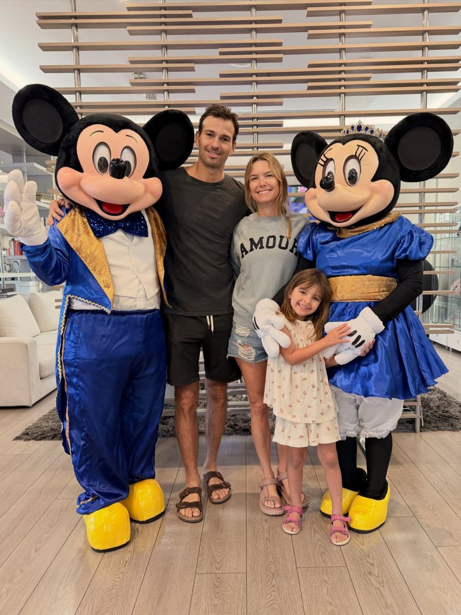 Sofía Zámolo con su familia en Disney