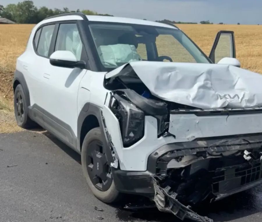 El auto Kia EV2 con el que chocaron la actriz Minnie Driver y su amigo Ben